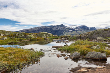 Wolken spiegeln sich im See im Gebirge