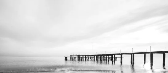 Afwasbaar Fotobehang Zwart wit pier bij zonsondergang