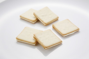 お皿に乗った洋菓子
