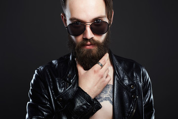 Obraz premium fashionable man with tattoo and sunglasses