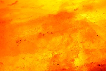 Obraz premium 天然岩塩ランプの放つ癒しの光