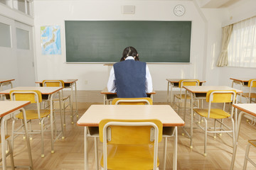 勉強する女子高校生