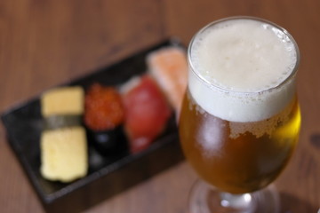 ビールと日本食　寿司の盛り合わせ