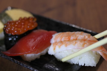 箸でお寿司を持つ