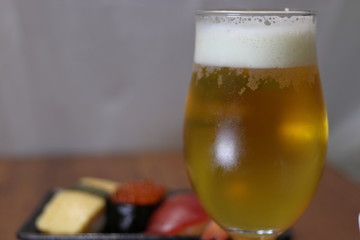 ビールと日本食　寿司の盛り合わせ