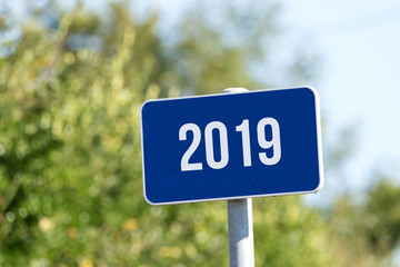 Ein Schild weist auf das Jahr 2019 hin