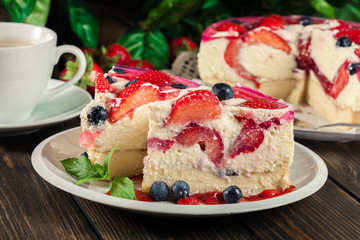 Cheesecake with strawberries, blueberry and jelly