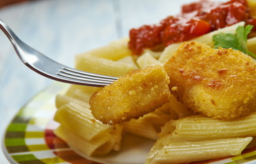 Nuggets with pasta and tomato sauce