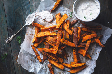 Frites de Patates Douces aux Epices Cajun et Sauce Yaourt et Aneth
