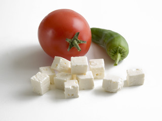 Tomate entero, pimiento verde y cubitos de queso fresco