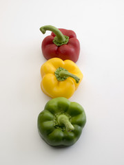 3 Pimientos morrones rojo, amarillo y verde vistos cenitalmente