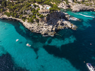 Luftaufnahme, Strand und Felsenküste, Bucht Cala Llombards, Gemeinde Santanyi, Mallorca, Balearen, Spanien