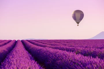 Foto op Aluminium Lavendelveldrijen met heteluchtballon in de lucht in de buurt van Valensole, Provence, Frankrijk op de zomerochtend © nevodka.com
