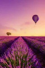 Fotobehang Lavendelveldrijen bij zonsopgang en heteluchtballon Frankrijk Provence © nevodka.com