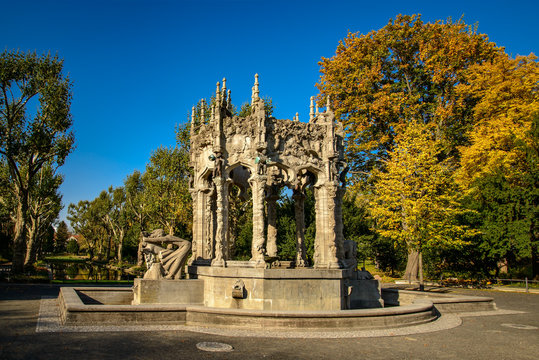Der restaurierte Märchenbrunnen aus den 1910er Jahren im herbstlichen von-der-Schulenburg-Park in Berlin-Neukölln