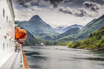 Blick auf den Geirangerfjord und der Ort Geiranger