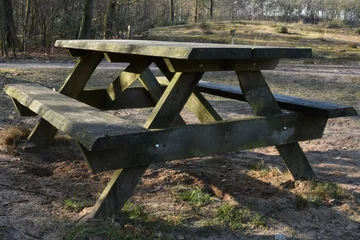 Tragetasche ein Picknicktisch im Kruisbergse-Wald © henkbouwers