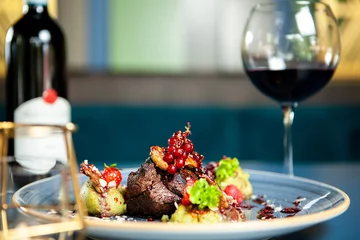 Foto op Plexiglas Fine dining Gegrilde steak met groenten in restaurant, Professionele gastronomie © DC Studio