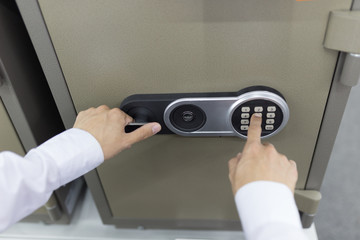 Opens a safe with an electronic key