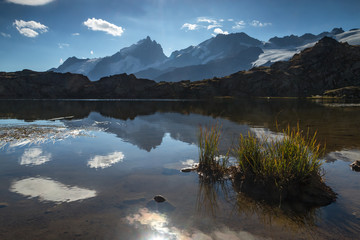 Lac de Montagne face à la Meije dans les Hautes-Alpes , France