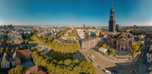Luftaufnahme / Panorama von Hamburg mit St. Michaelis Kirche und Elbphilharmonie