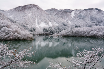 冬の庄川峡