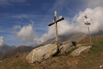 Berglandschaft mit Kreuz und Wegweiser am Monte la Motta (bei Gravedona)