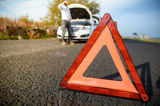 Mann ruft Abschleppservice Pannenhilfe