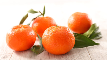 clementine fruit and leaf