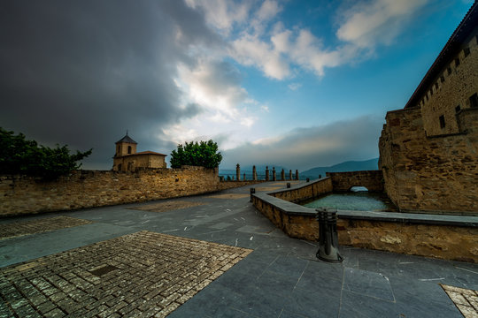 Anochecer nubloso,a punto de caer la tormenta,en el pueblo de Villana&ntilde;e,Alava,entre campos de girasoles,esta el palacio de los Varona del siglo XV.Un lugar tranquilo de la geografia vasco donde perder