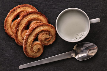 TAZA DE LECHE Y PALMERAS DE AZÚCAR