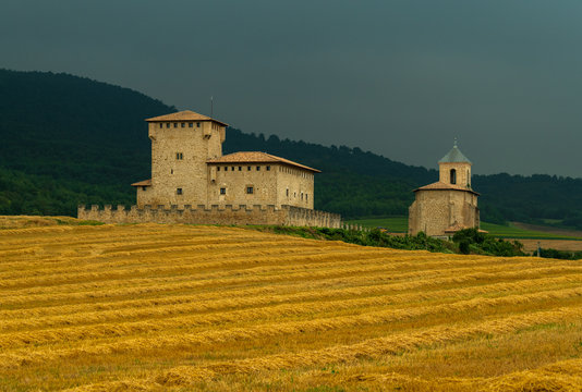 Anochecer nubloso,a punto de caer la tormenta,en el pueblo de Villana&ntilde;e,Alava,entre campos de girasoles,esta el palacio de los Varona del siglo XV.Un lugar tranquilo de la geografia vasco donde perder