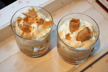 Pfirsich-Dessert mit Orangencreme, Kekssplitter und Sahne