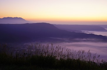 日の出前の雲海と阿蘇山の風景