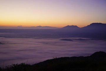 日の出前の雲海と阿蘇山の風景