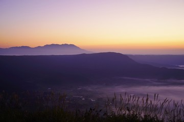 日の出前の雲海と阿蘇山の風景