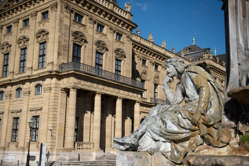 Fototapeta na wymiar Statue vor der Residenz
