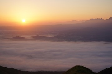 日の出後の雲海に浮かぶ阿蘇町の風景
