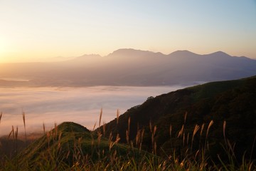 日の出後の雲海に浮かぶ阿蘇の風景 Wall Mural Wallpaper Murals 初男 竹本