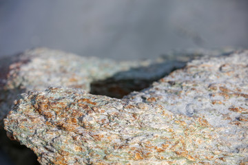 Felsen mit Salzablagerungen an einem Strand auf Korsika