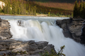 Fototapeta na wymiar großer Wasserfall langzeitbelichtet