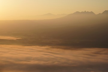 Fototapeta na wymiar 日の出後の雲海に浮かぶ阿蘇の風景