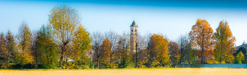 Fototapeta na wymiar panorama di campagna con campanile