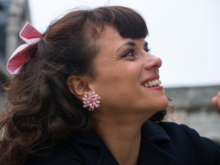 Jolie jeune femme style rétro