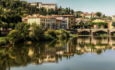 Fototapeta na wymiar Bank of the Arno river in Florence, Tuscany
