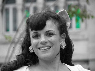 Jolie jeune femme style rétro