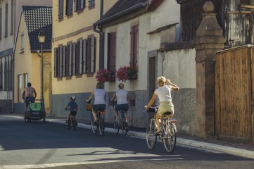 grupa na wycieczce rowerowej w słoneczny dzień - obrazy, fototapety, plakaty