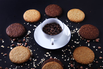 Biscotti ipocalorici e tazza di caffè