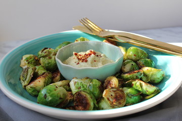Gebackener Rosenkohl mit Hummus