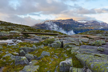 steiniges Gebirge zum Sonnenaufgang nähe der Trolltunga